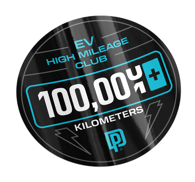 Sticker celebrating 100,000 kilometers of EV high mileage with a club logo.